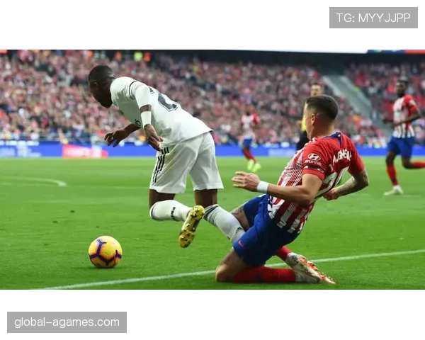 禁区外犯规判罚要点：直接任意球，阻断明显得分机会仍可红黄牌