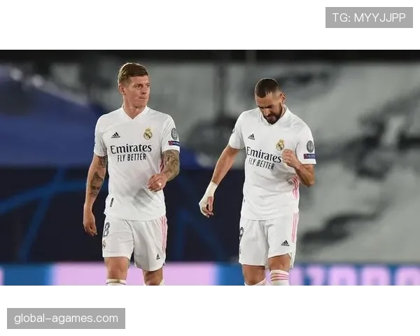 本泽马后期射门集中度提升与莱万多点进攻驱动模式对比分析